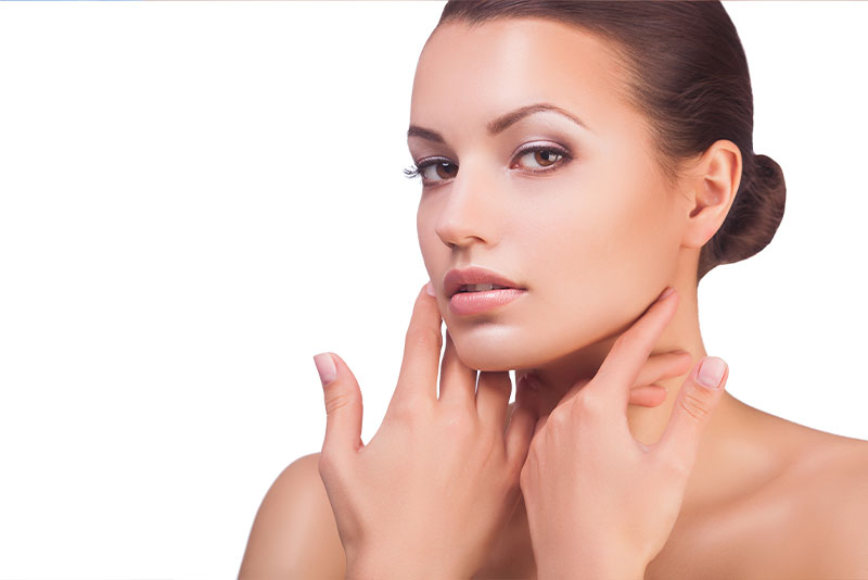 eine Frau berührt ihr Gesicht